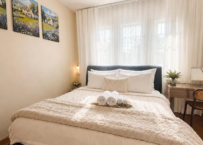 8 Bedroom Family Sleeps 20 Near Safari World