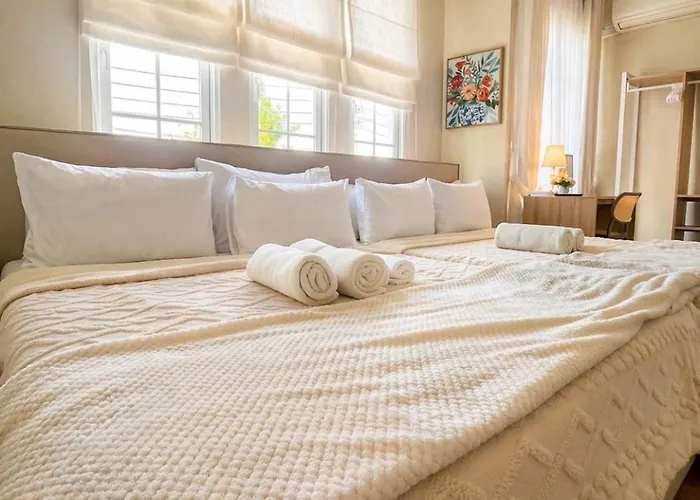 8 Bedroom Family Sleeps 20 Near Safari World Villa
