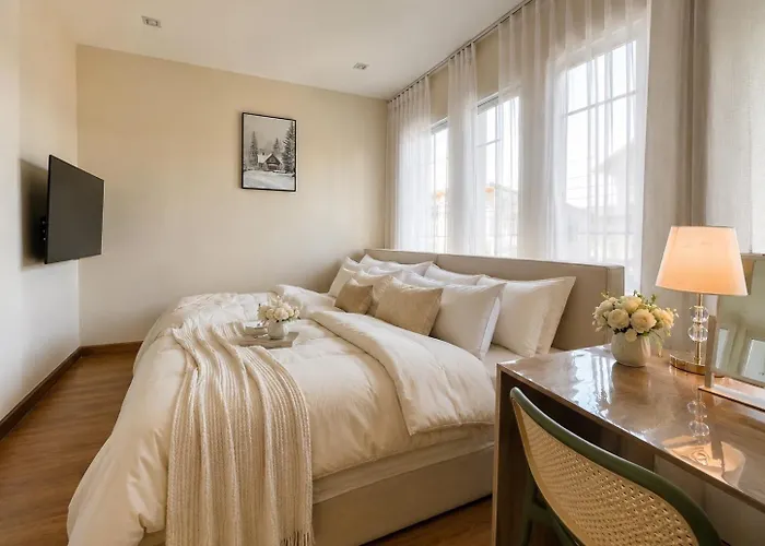 8 Bedroom Family Sleeps 20 Near Safari World Villa