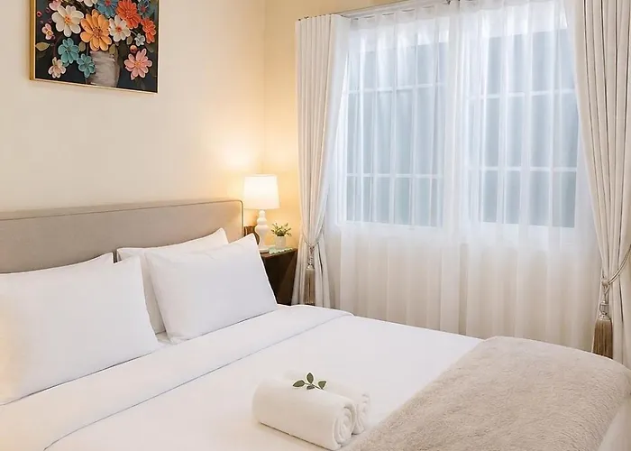 8 Bedroom Family Sleeps 20 Near Safari World *